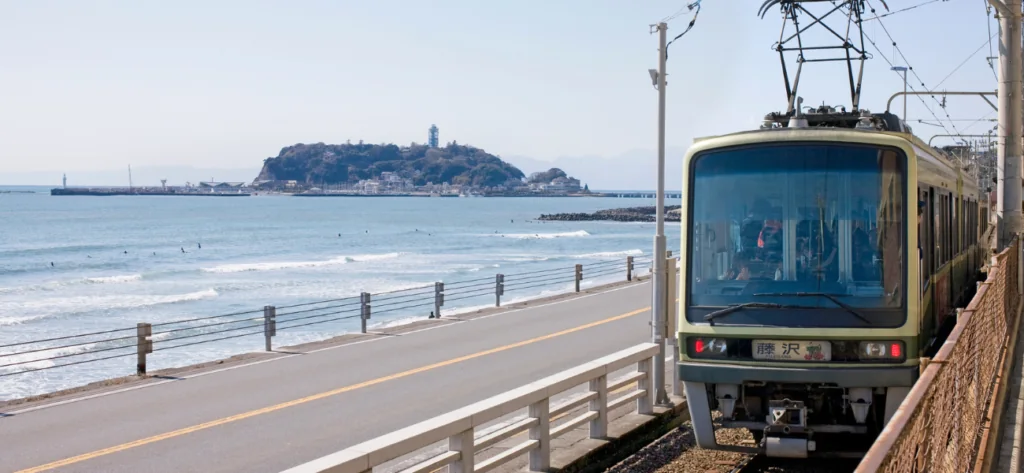 江ノ電と由比ヶ浜の海岸線 — 鎌倉サロンへの道のり